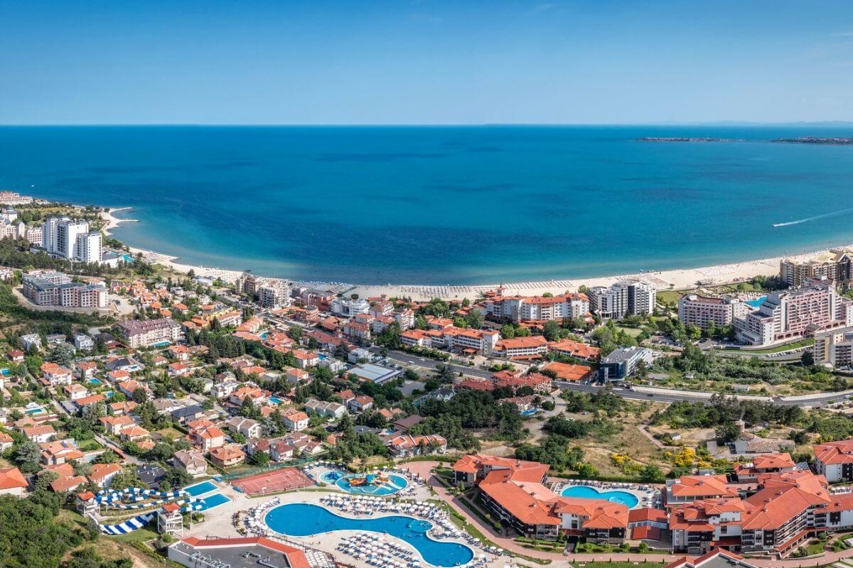 Csodálatos tengerparti nyaralási élmény, medencék és luxus szállások a Jasi Tours kínálatában, tökéletes pihenés és kikapcsolódás gyönyörű panorámával.