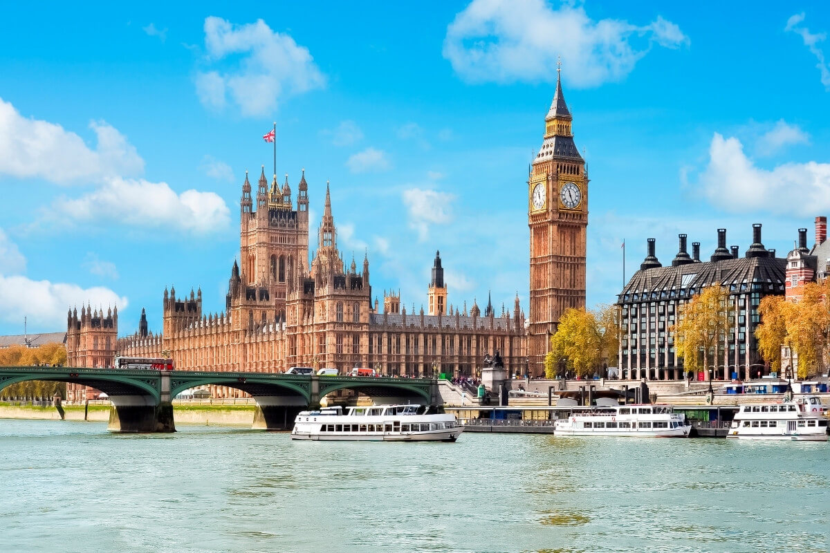 Óriási, részletes kép London nevezetességeiről, Big Ben, Parlament és turistahajók a Temzén, városnézés és utazás kedvelőinek.