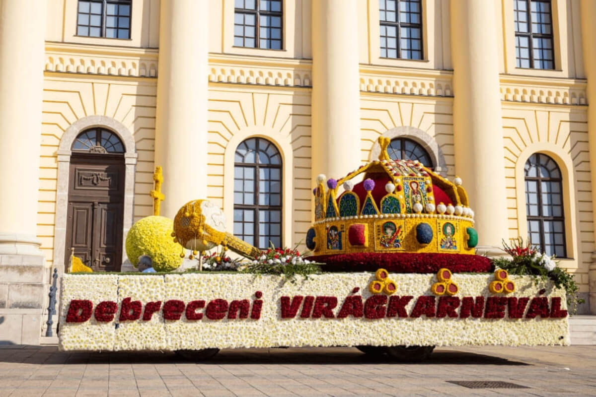 Debreceni Virágkarnevál díszített jármű, virágokkal és színes dekorációkkal, a város főterén.